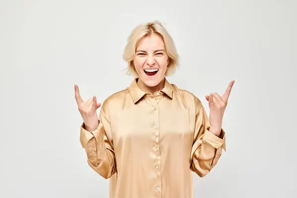 Mujer Alegre Una Blusa Beige Haciendo Gesto Mano Rock Roll —  Fotos de Stock