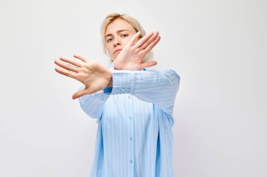 El hareketlerini durduran kadın, sınır işareti ya da reddetme, beyaz arka planda izole edilmiş..