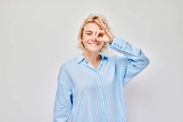 Femme Souriante Chemise Bleue Faisant Signe Sur Fond Gris — Photo