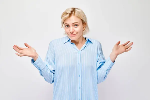 Vrouw Blauw Shirt Shrugging Met Onzekere Speelse Uitdrukking Een Lichte — Stockfoto