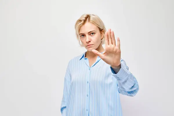 Blondynka Pokazując Stop Gest Ręką Sygnalizując Granice Lub Zaprzeczenie Jasnym — Zdjęcie stockowe