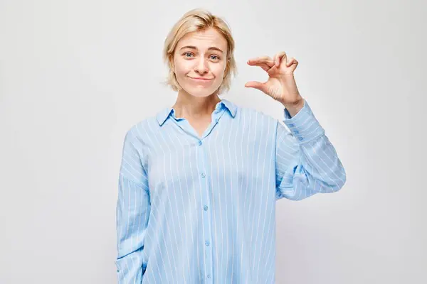 Glimlachende Vrouw Blauw Shirt Maakt Een Klein Gebaar Met Haar — Stockfoto