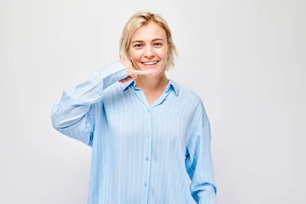 Uśmiechnięta Kobieta Niebieskiej Koszuli Robi Gest Zadzwoń Mnie Odizolowana Jasnym — Zdjęcie stockowe