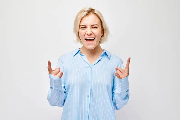 Blondynka Niebieskiej Koszuli Paski Mruga Gestykuluje Zabawnym Wyrazem Twarzy Białym — Zdjęcie stockowe