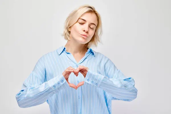 Mulher Camisa Azul Fazendo Forma Coração Com Mãos Olhos Fechados — Fotografia de Stock