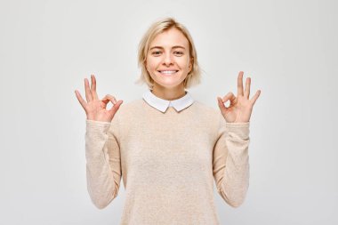 Gülümseyen kadın iyi bir jest yapıyor, izole bir şekilde..