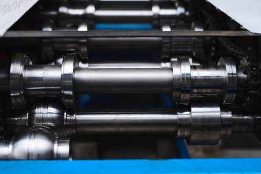 Yuvarlak metal, metal işleme ve metal çit üretimi, fabrikada yakın çekim metal rulo ekipman