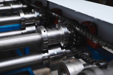 Yuvarlak metal, metal işleme ve metal çit üretimi, fabrikada yakın çekim metal rulo ekipman