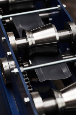 Yuvarlak metal, metal işleme ve metal çit üretimi, fabrikada yakın çekim metal rulo ekipman