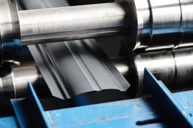 Yuvarlak metal, metal işleme ve metal çit üretimi, fabrikada yakın çekim metal rulo ekipman