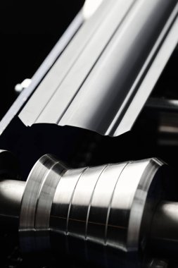 Yuvarlak metal, metal işleme ve metal çit üretimi, fabrikada yakın çekim metal rulo ekipman