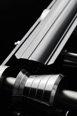 Yuvarlak metal, metal işleme ve metal çit üretimi, fabrikada yakın çekim metal rulo ekipman