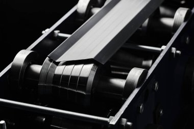 Yuvarlak metal, metal işleme ve metal çit üretimi, fabrikada yakın çekim metal rulo ekipman