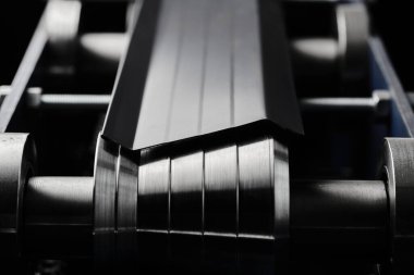 Yuvarlak metal, metal işleme ve metal çit üretimi, fabrikada yakın çekim metal rulo ekipman