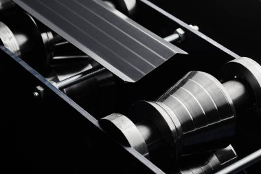 Yuvarlak metal, metal işleme ve metal çit üretimi, fabrikada yakın çekim metal rulo ekipman