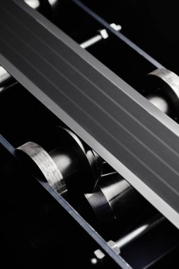 Yuvarlak metal, metal işleme ve metal çit üretimi, fabrikada yakın çekim metal rulo ekipman