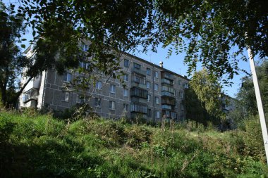 Rusya 'nın şehir manzarası. Sovyetler Birliği Paneli, binanın eski mimarisi vahşet tarzında.