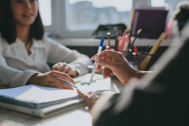 Annem Resepsiyonda Kız Öğretmenlik yapıyor. Ev Mesafesi Öğrenme, Öğrenci Kız Ev ödevi Yapıyor