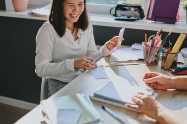 Annem Resepsiyonda Kız Öğretmenlik yapıyor. Ev Mesafesi Öğrenme, Öğrenci Kız Ev ödevi Yapıyor