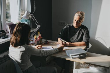 Annem Resepsiyonda Kız Öğretmenlik yapıyor. Ev Mesafesi Öğrenme, Öğrenci Kız Ev ödevi Yapıyor