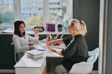 Annem Resepsiyonda Kız Öğretmenlik yapıyor. Ev Mesafesi Öğrenme, Öğrenci Kız Ev ödevi Yapıyor