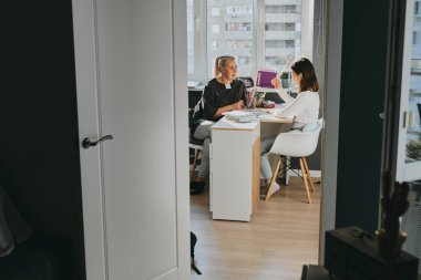 Annem Resepsiyonda Kız Öğretmenlik yapıyor. Ev Mesafesi Öğrenme, Öğrenci Kız Ev ödevi Yapıyor