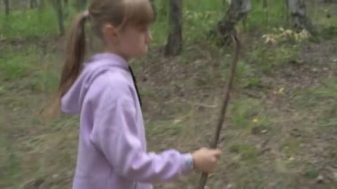 Anne ve kızı yeşil bir ormanda yürürler, mantar ve böğürtlen toplarlar.