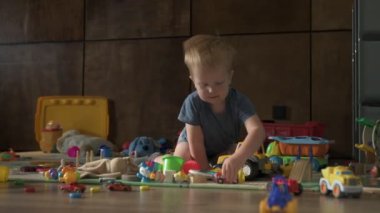 Mutlu aile babası ve küçük oğlu evde birlikte vakit geçirir, oyunlar oynar ve çizgi film izlerler.