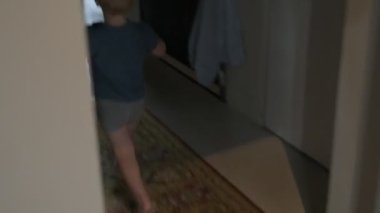 Mutlu aile babası ve küçük oğlu evde birlikte vakit geçirir, oyunlar oynar ve çizgi film izlerler.