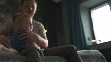 Mutlu aile babası ve küçük oğlu evde birlikte vakit geçirir, oyunlar oynar ve çizgi film izlerler.