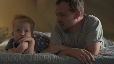 Mutlu aile babası ve küçük oğlu evde birlikte vakit geçirir, oyunlar oynar ve çizgi film izlerler.