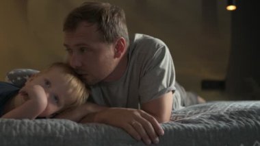 Mutlu aile babası ve küçük oğlu evde birlikte vakit geçirir, oyunlar oynar ve çizgi film izlerler.