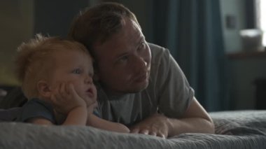 Mutlu aile babası ve küçük oğlu evde birlikte vakit geçirir, oyunlar oynar ve çizgi film izlerler.