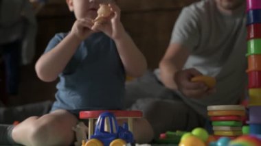 Mutlu aile babası ve küçük oğlu evde birlikte vakit geçirir, oyunlar oynar ve çizgi film izlerler.