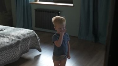 Mutlu aile babası ve küçük oğlu evde birlikte vakit geçirir, oyunlar oynar ve çizgi film izlerler.