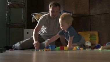 Mutlu aile babası ve küçük oğlu evde birlikte vakit geçirir, oyunlar oynar ve çizgi film izlerler.