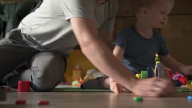 Mutlu aile babası ve küçük oğlu evde birlikte vakit geçirir, oyunlar oynar ve çizgi film izlerler.