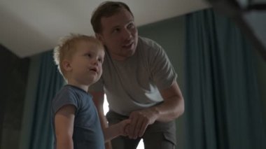 Mutlu aile babası ve küçük oğlu evde birlikte vakit geçirir, oyunlar oynar ve çizgi film izlerler.