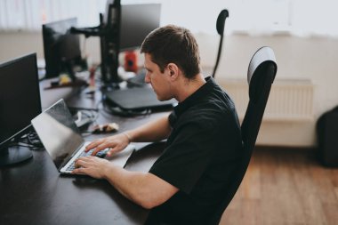 Ofiste dizüstü bilgisayarla çalışan beyaz erkek programcının portresi, yazılım geliştiricisi, bilişim teknolojisi