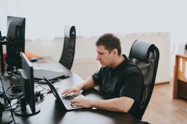 Ofiste dizüstü bilgisayarla çalışan beyaz erkek programcının portresi, yazılım geliştiricisi, bilişim teknolojisi