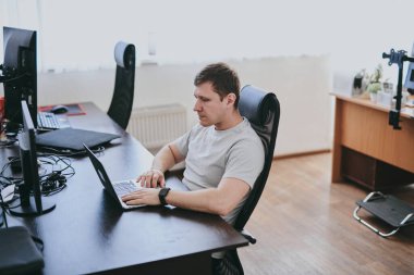 Ofiste dizüstü bilgisayarla çalışan beyaz erkek programcının portresi, yazılım geliştiricisi, bilişim teknolojisi