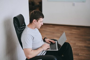 Ofiste dizüstü bilgisayarla çalışan beyaz erkek programcının portresi, yazılım geliştiricisi, bilişim teknolojisi