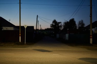 Gece şehri manzarası, köy evleri, yollar, gökyüzü ve ağaçlar bir yaz akşamında