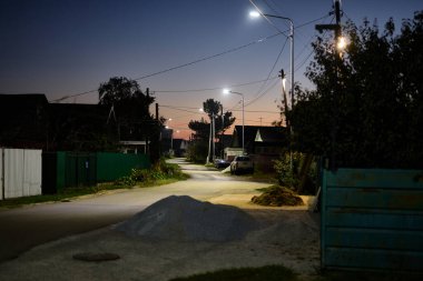 Gece şehri manzarası, köy evleri, yollar, gökyüzü ve ağaçlar bir yaz akşamında