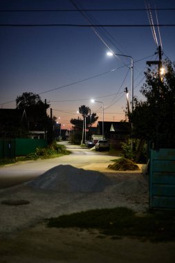 Gece şehri manzarası, köy evleri, yollar, gökyüzü ve ağaçlar bir yaz akşamında