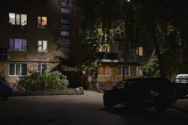 Gece şehri manzarası, köy evleri, yollar, gökyüzü ve ağaçlar bir yaz akşamında
