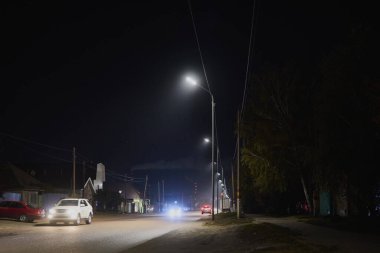 Gece şehri manzarası, köy evleri, yollar, gökyüzü ve ağaçlar bir yaz akşamında