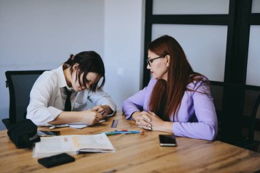 Öğrenci kız ve öğretmenin ofiste bir dersi var, özel dersler, uzaktan öğrenme.