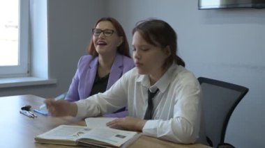 Öğrenci kız ve öğretmenin ofiste bir dersi var, özel dersler, uzaktan öğrenme.