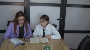 Öğrenci kız ve öğretmenin ofiste bir dersi var, özel dersler, uzaktan öğrenme.